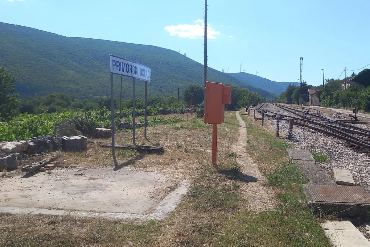 Željeznička stanica Primorski Dolac