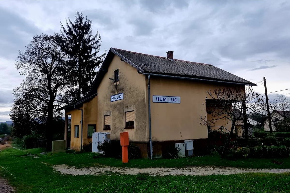 Željeznička stanica Hum Lug