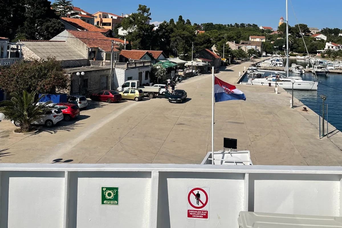 Trajektna luka Molat