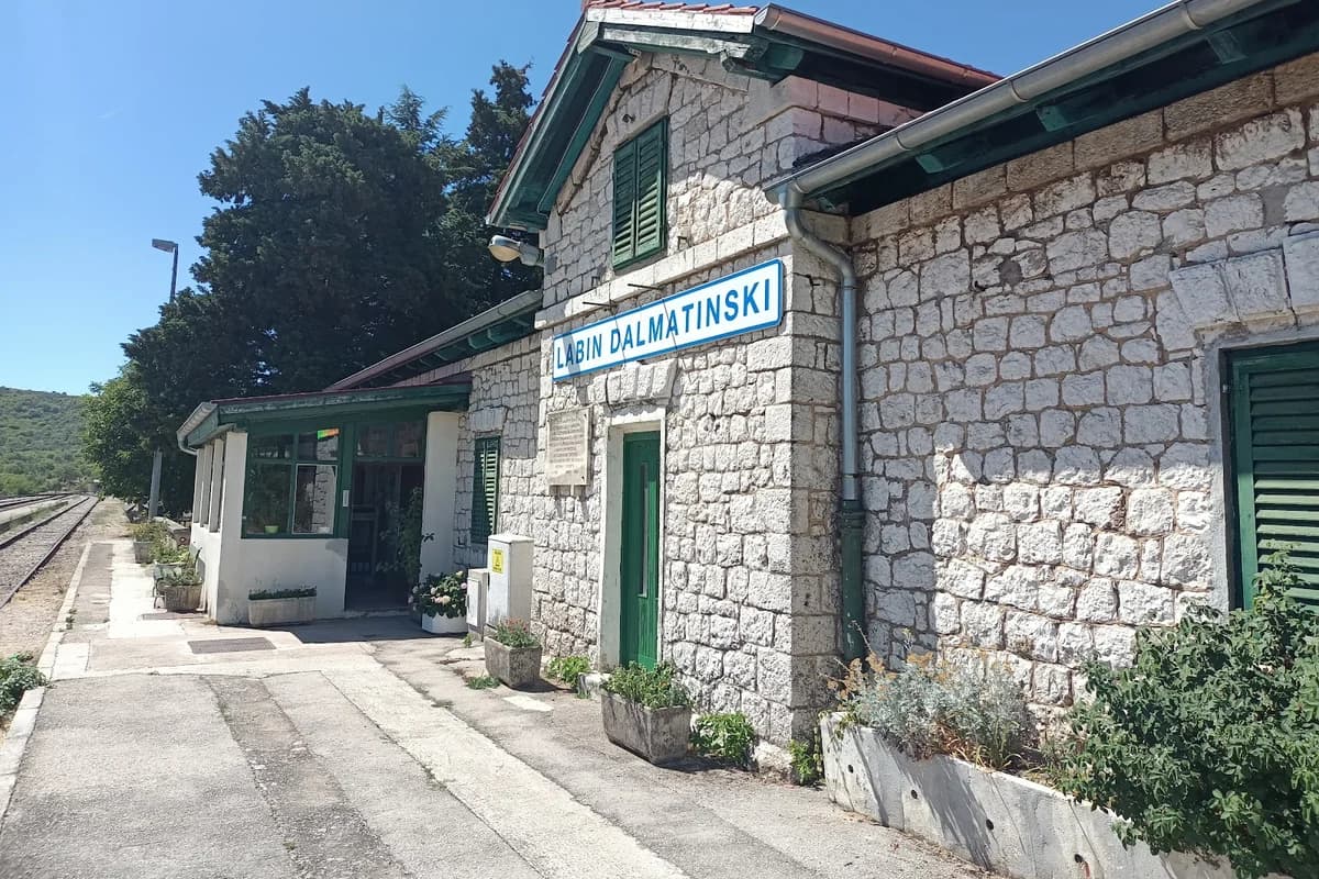 Željeznička stanica Labin Dalmatinski