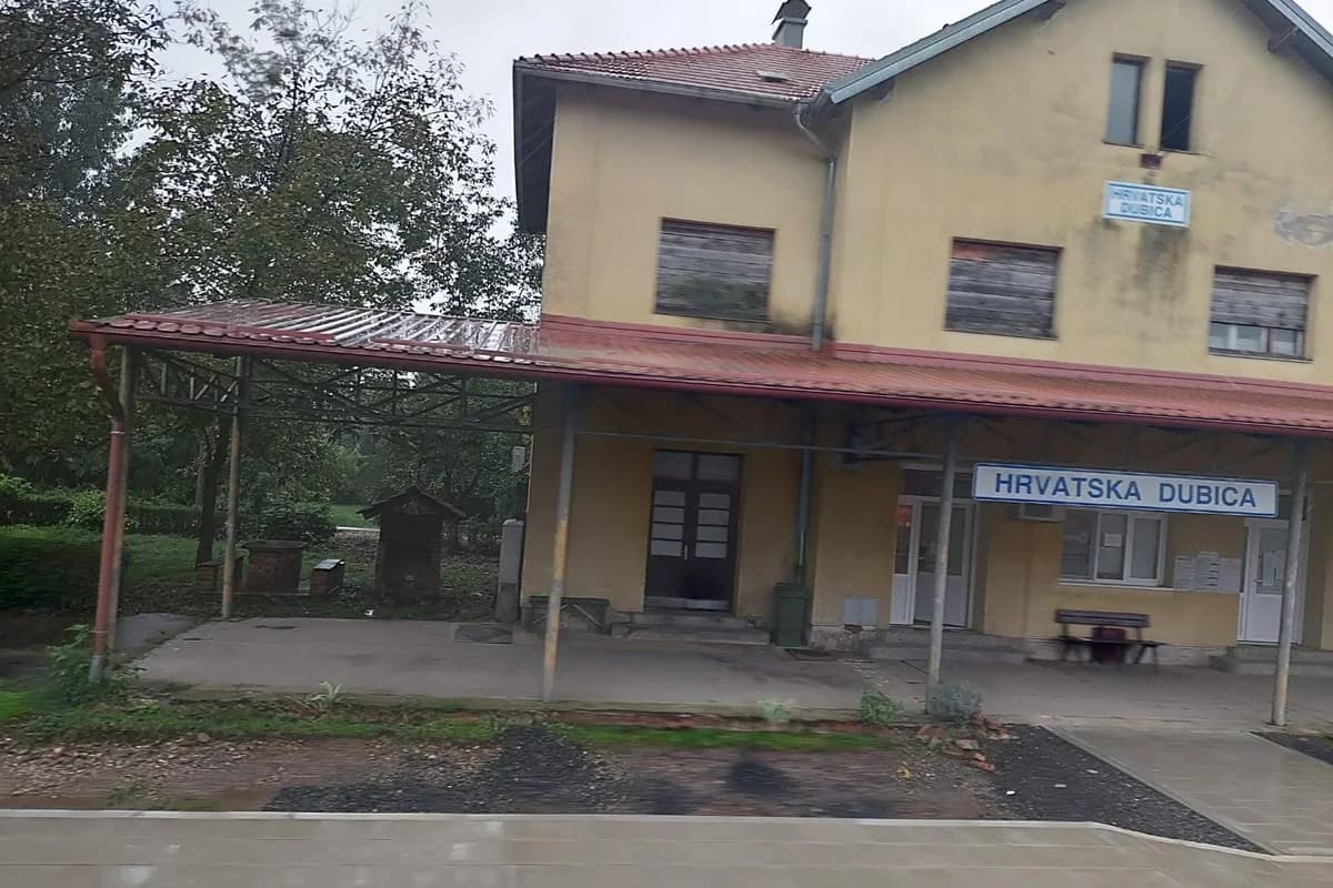 Željeznička stanica Hrvatska Dubica