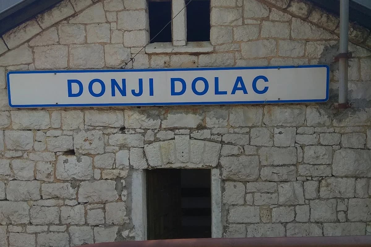 Željeznička stanica Donji Dolac