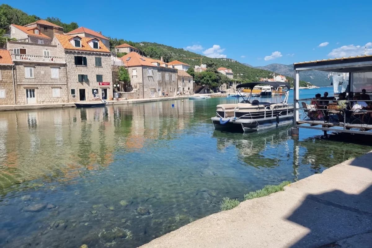 Trajektna luka Suđurađ