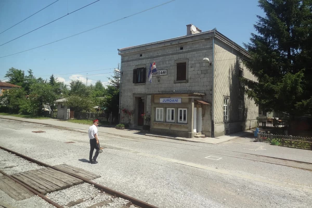 Željeznička stanica Jurdani