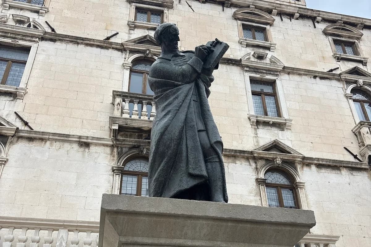 Spomenik Marku Maruliću