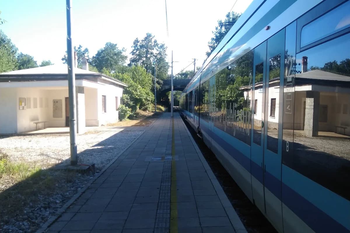 Željeznička stanica Permani