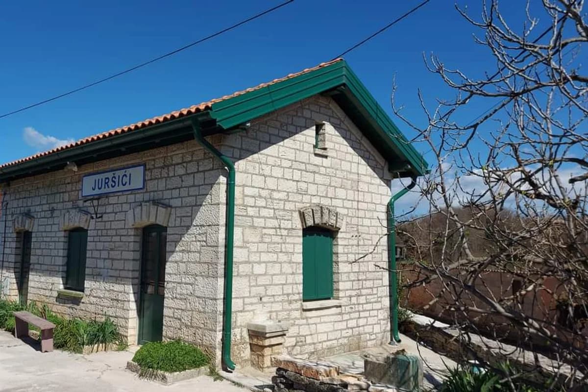 Željeznička stanica Juršići