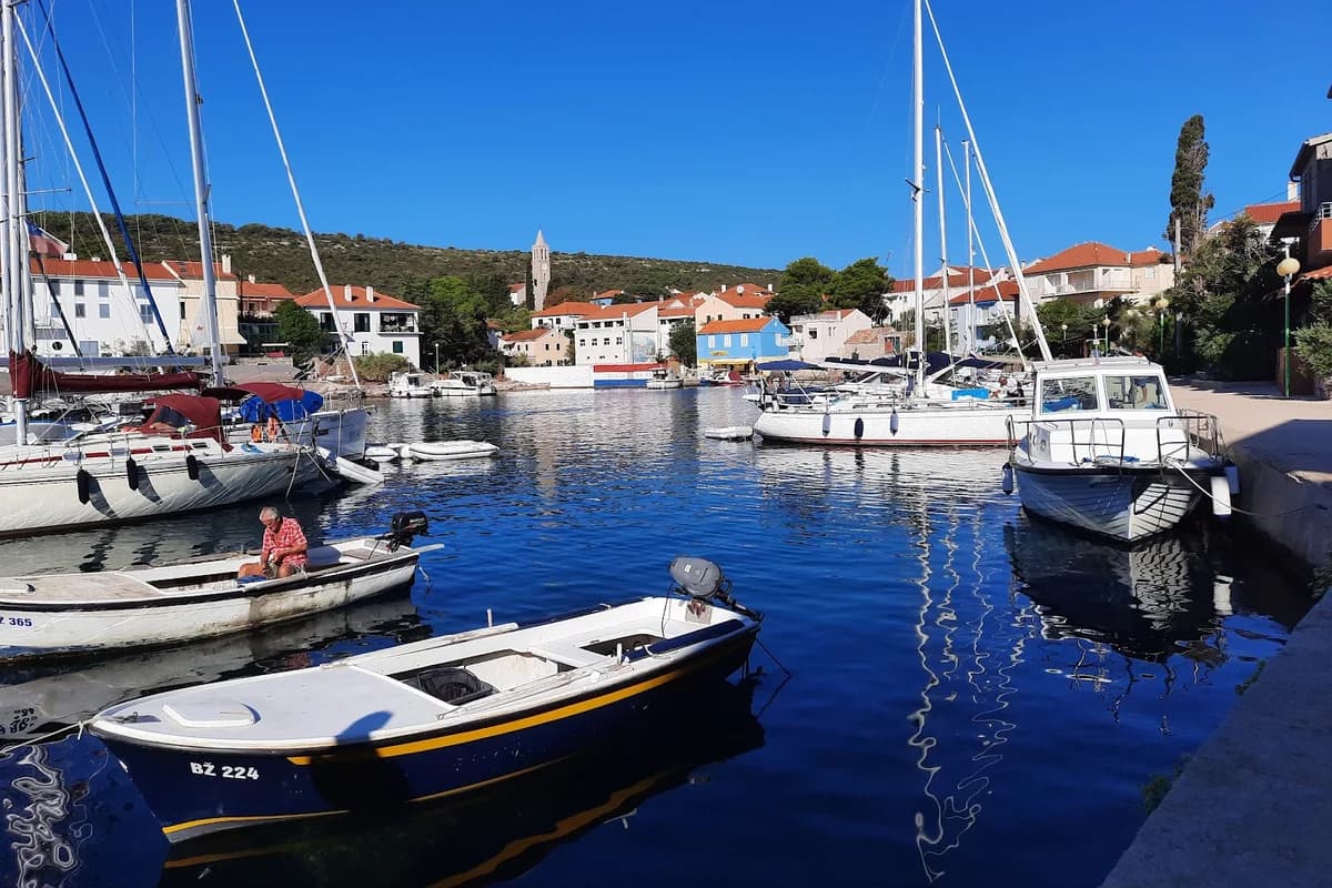 Trajektna luka Božava
