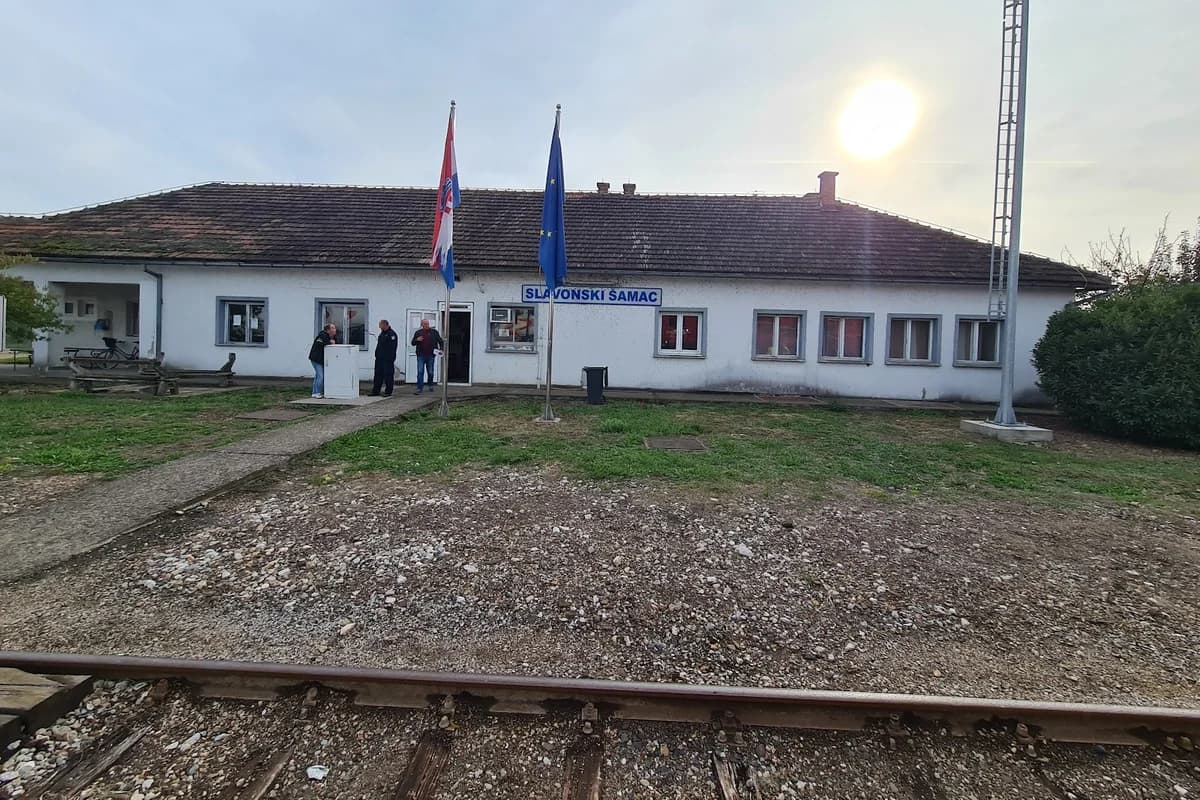 Željeznička stanica Slavonski Šamac