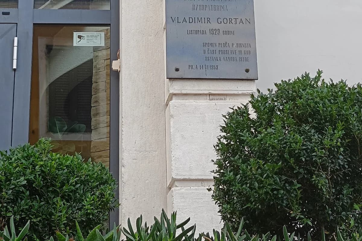 Ploča u spomen Vladimiru Gortanu