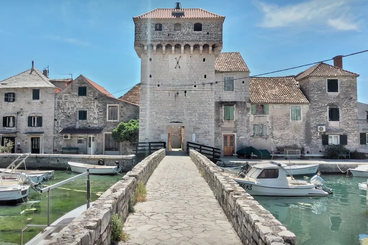 Željeznička stanica Kaštel Gomilica