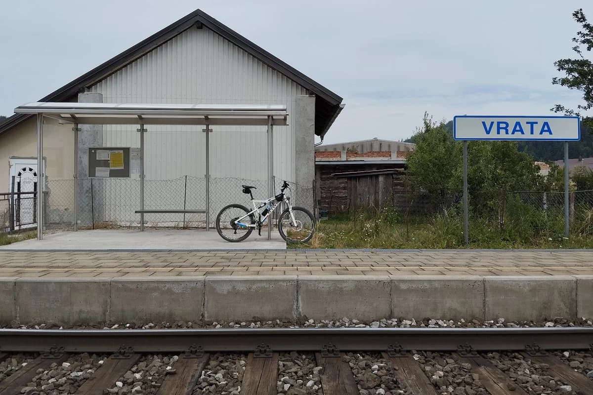 Željeznička stanica Vrata