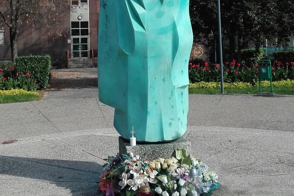 Spomenik bl. Alojziju Stepincu