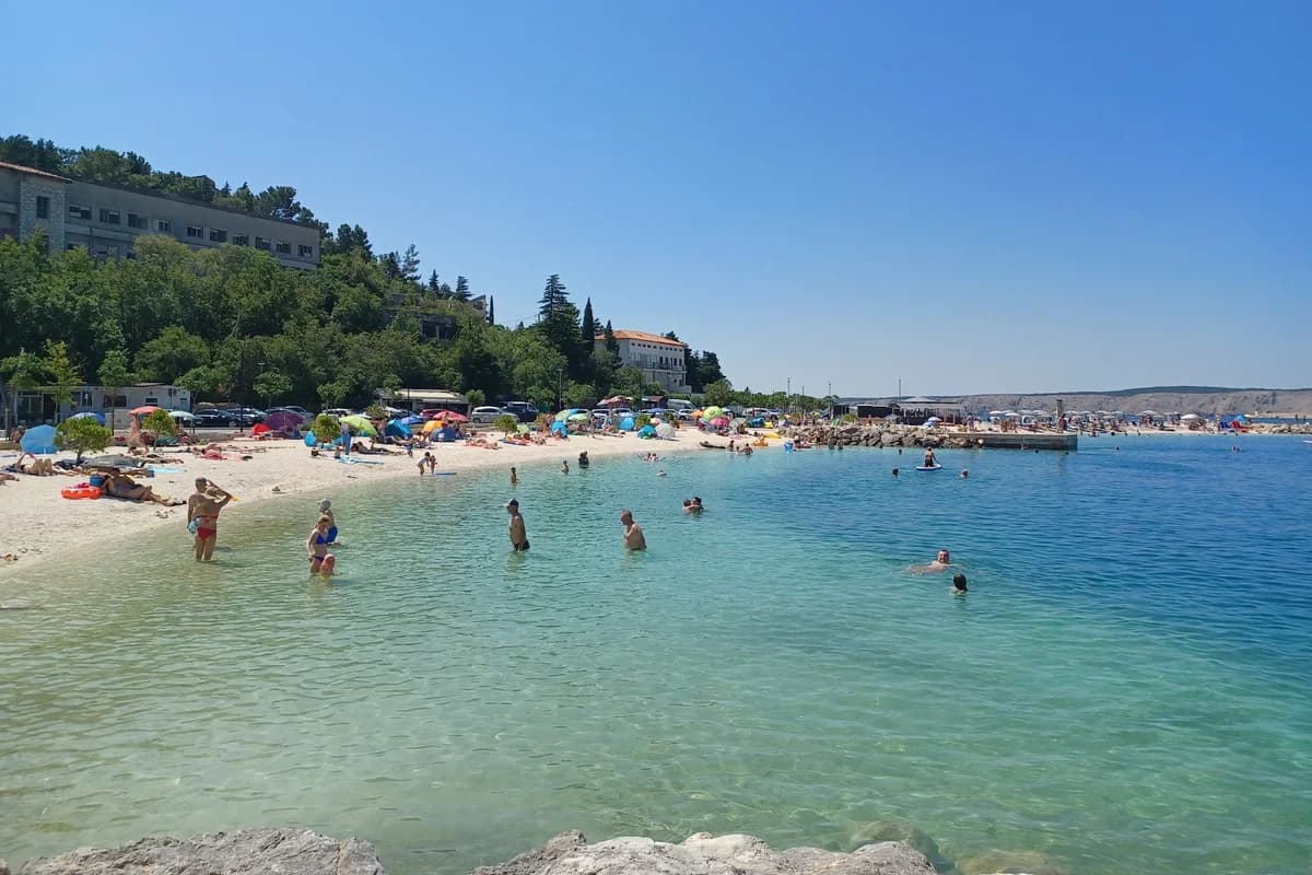 Plaže Jadranovo — Vodič kroz najljepše uvale i plaže