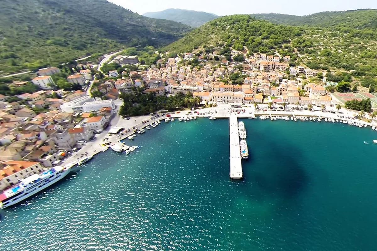 Trajektna luka Komiža (Vis)