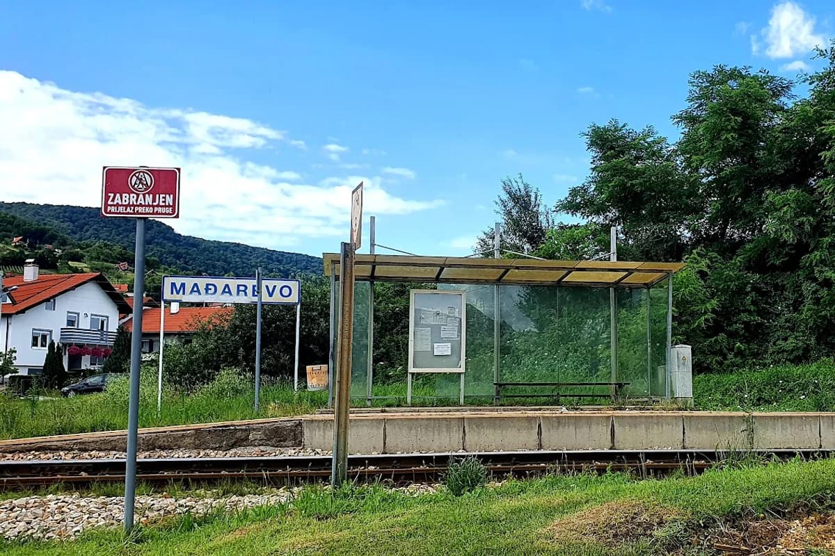 Željeznička stanica Mađarevo