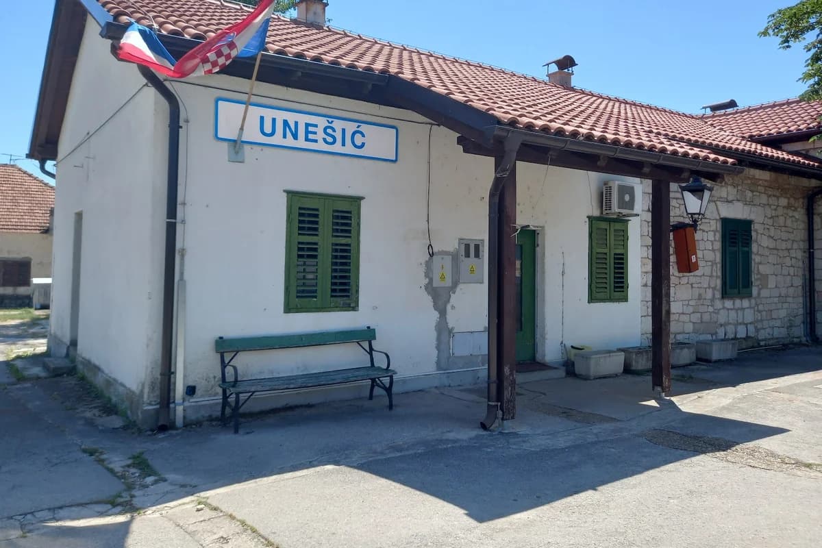 Željeznička stanica Unešić